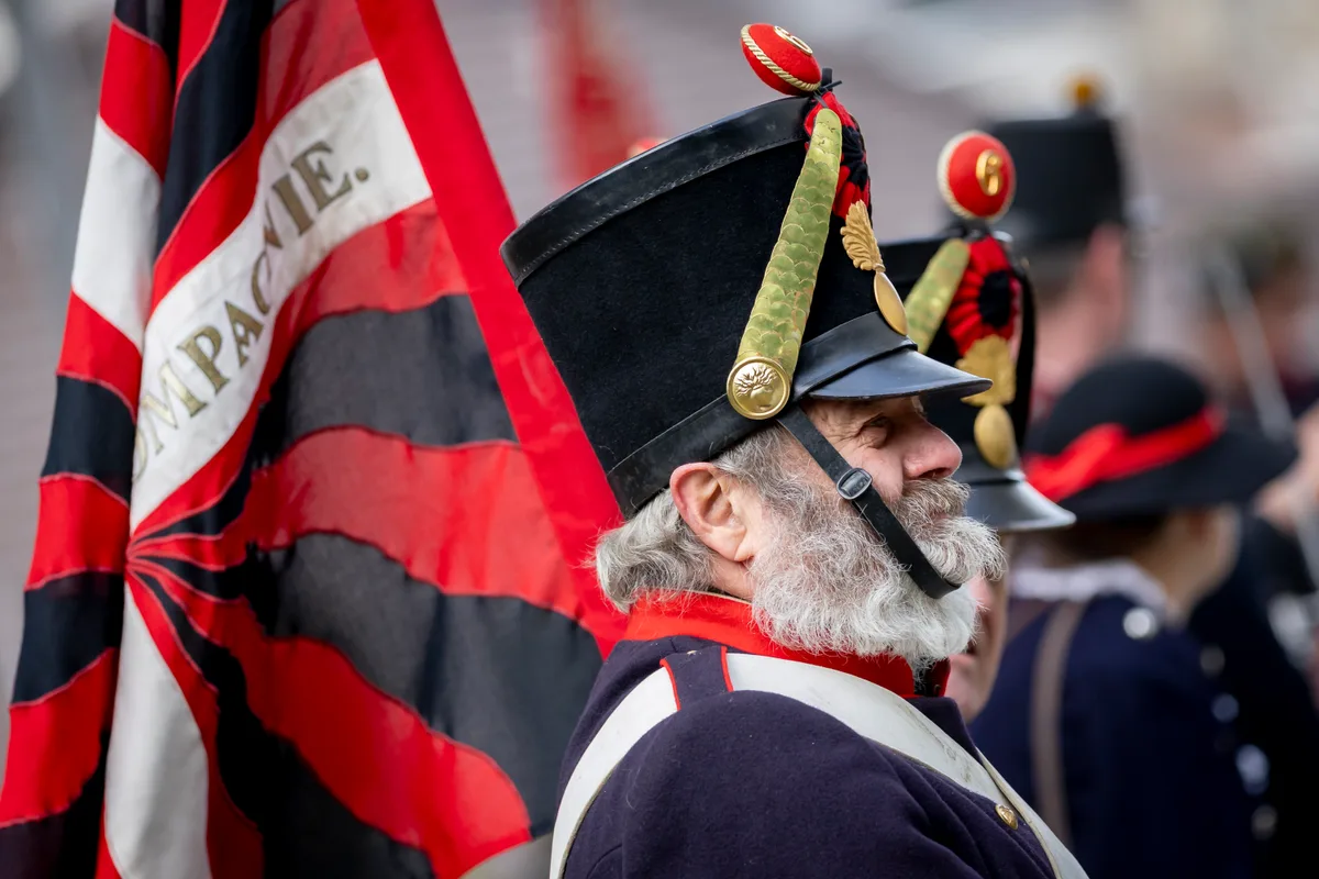 Uniformen, die man sonst nur in den Vitrinen von Museen sieht. Ustertag 2025 mit Prof. Dr. Thomas Zurbuchen in der ref. Kirche Uster